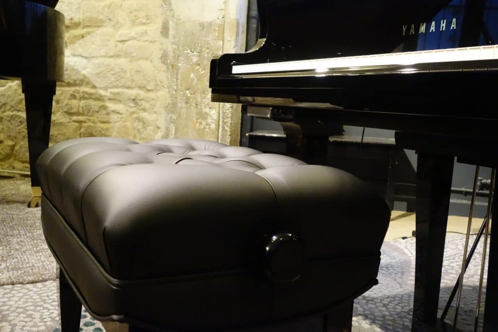 Steinbach 401 Banc de piano en noyer mat avec assise en tissu marron 