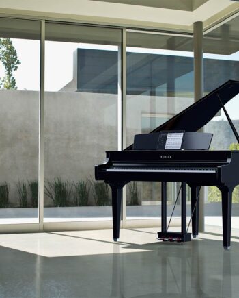 Piano Yamaha CSP 295GP noir laqué dans un beau salon